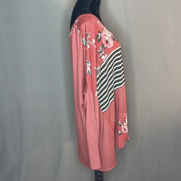 1X V-neck oversized rust colored colorblock top with floral and stripes - Picture 4 of 10